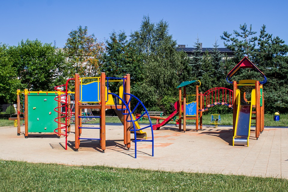 Parc ou aire de jeux extérieurs pour enfant